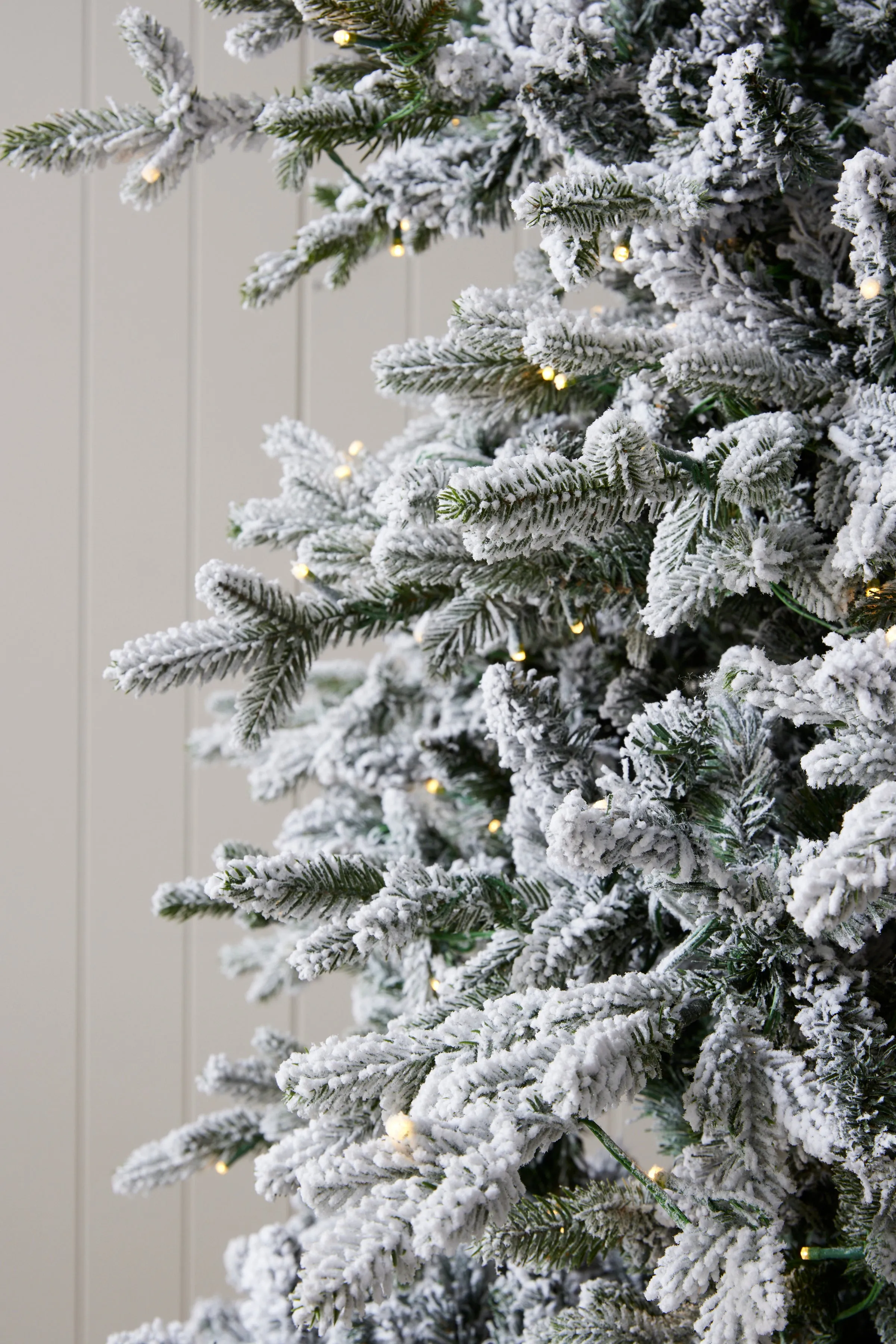 9 Ft Norwegian Pine Snow Tree - 1220 Led