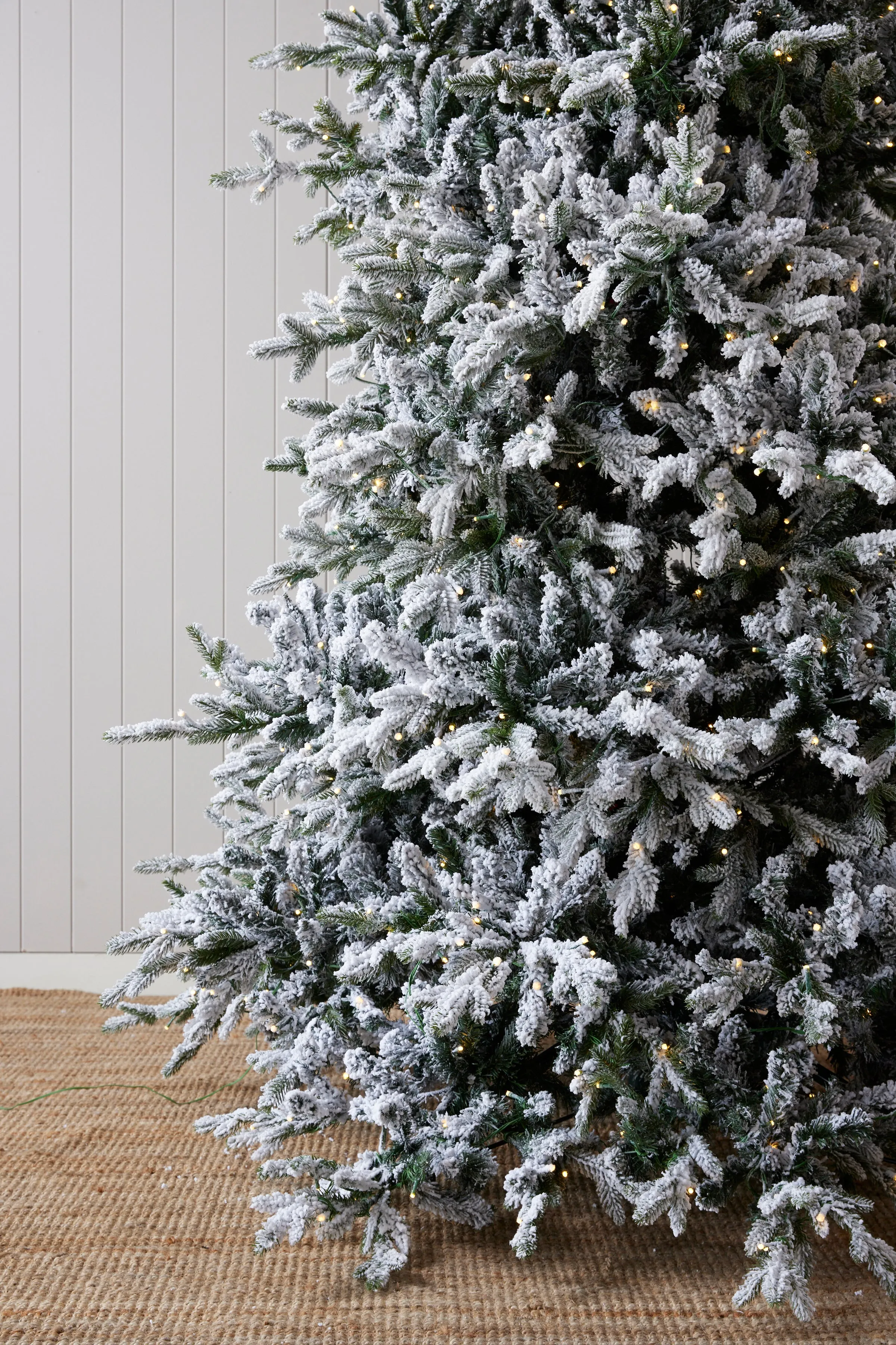 9 Ft Norwegian Pine Snow Tree - 1220 Led