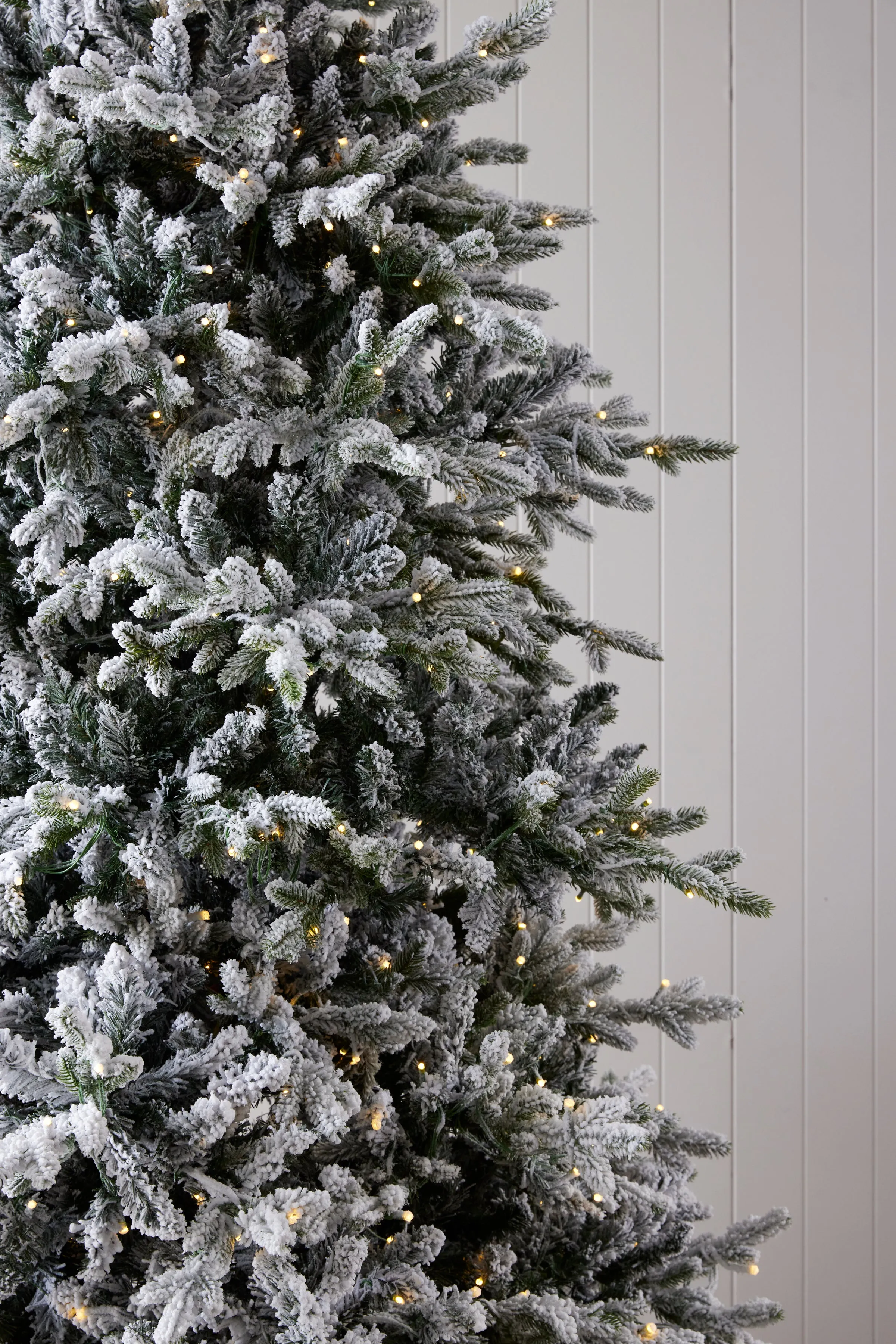 9 Ft Norwegian Pine Snow Tree - 1220 Led