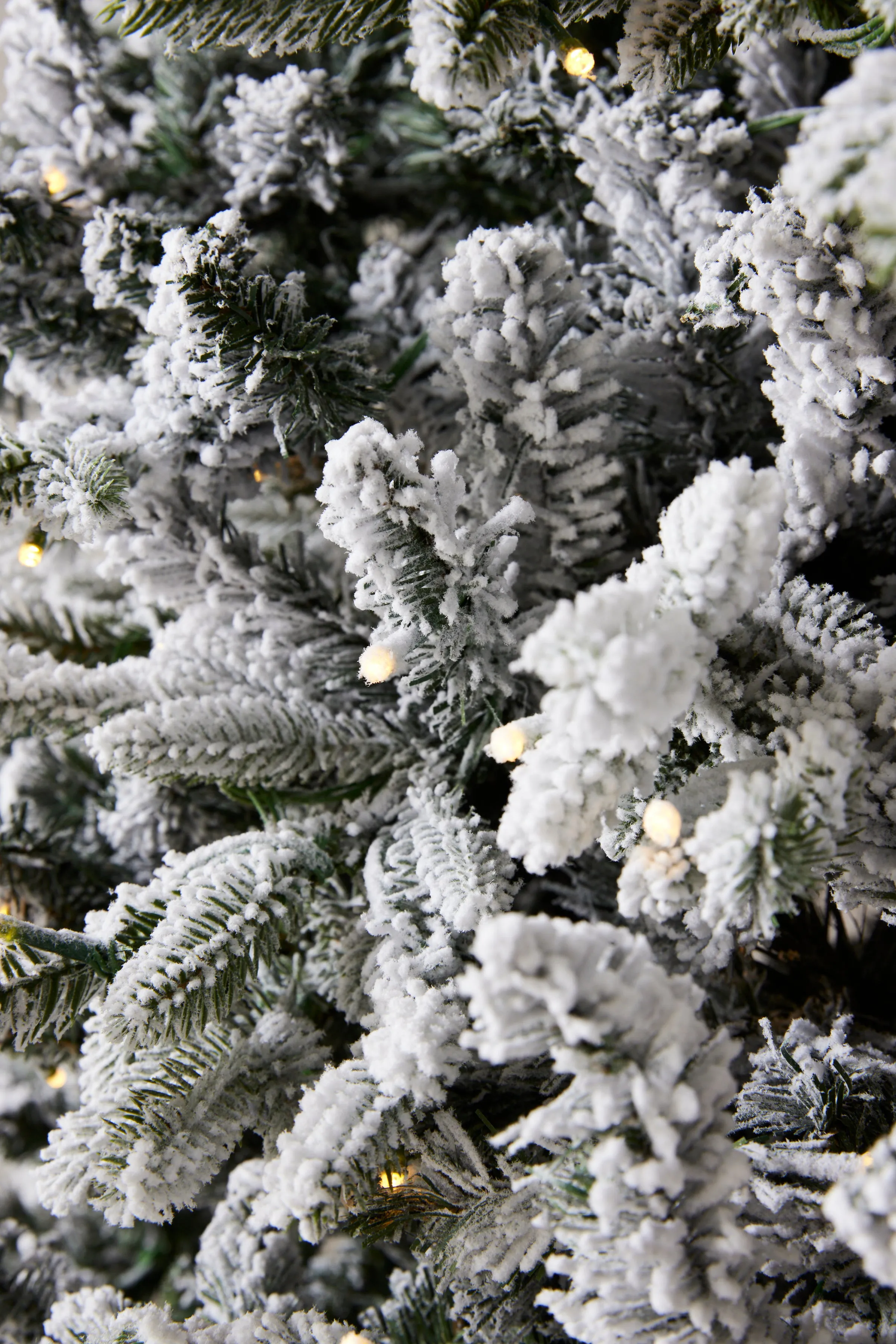 9 Ft Norwegian Pine Snow Tree - 1220 Led